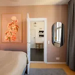 Apartment Lovely Overlooking King's Garden *