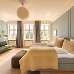 Apartment Lovely Overlooking King's Garden *