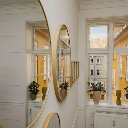 Apartment Lovely Overlooking King's Garden *