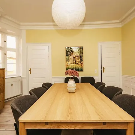 Lovely Overlooking King's Garden Apartment
