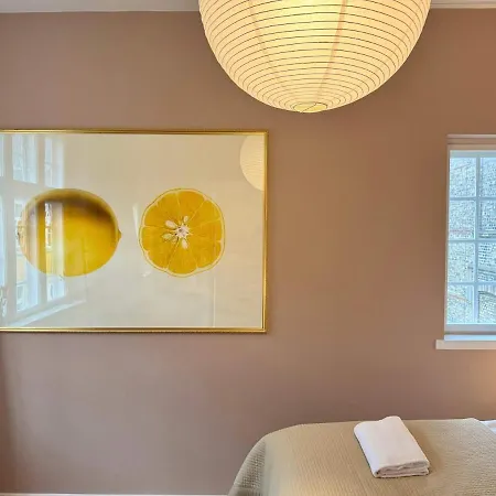 Lovely Overlooking King's Garden Apartment *
