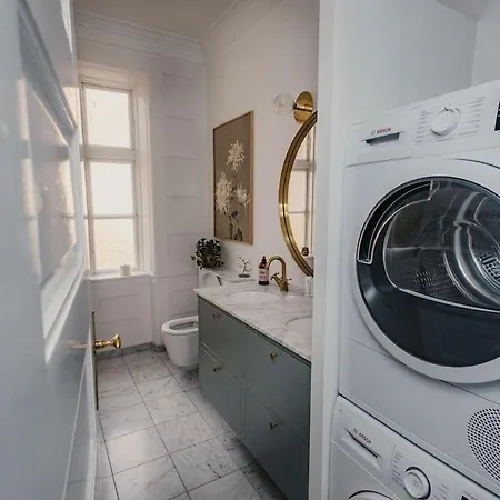 Lovely Overlooking King's Garden Apartment *