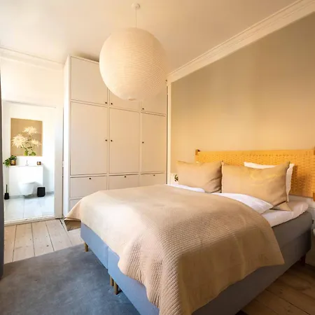 Lovely Overlooking King's Garden *