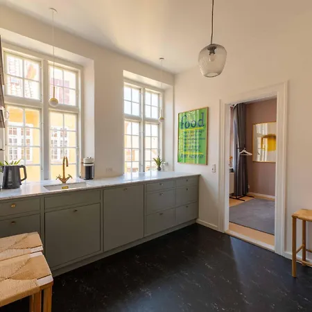 Apartment Lovely Overlooking King's Garden