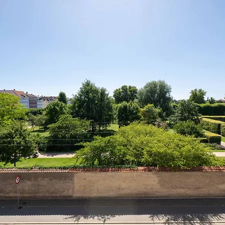 Lovely Overlooking King's Garden Apartment *