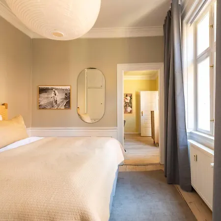 Apartment Lovely Overlooking King's Garden *