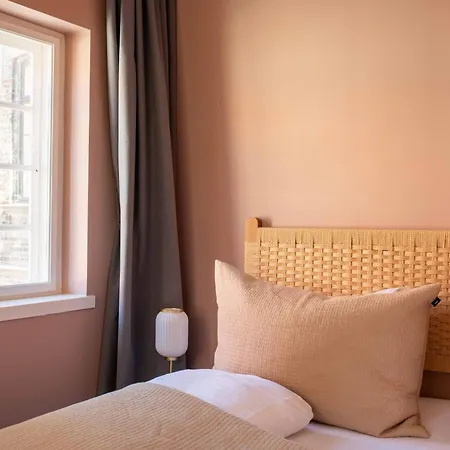 Lovely Overlooking King's Garden *