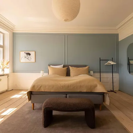 Lovely Overlooking King's Garden Apartment