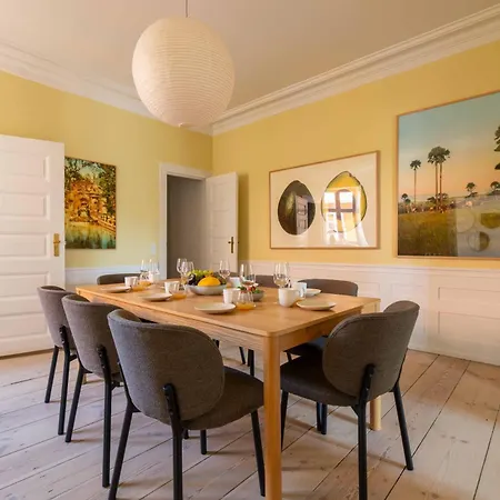 Apartment Lovely Overlooking King's Garden