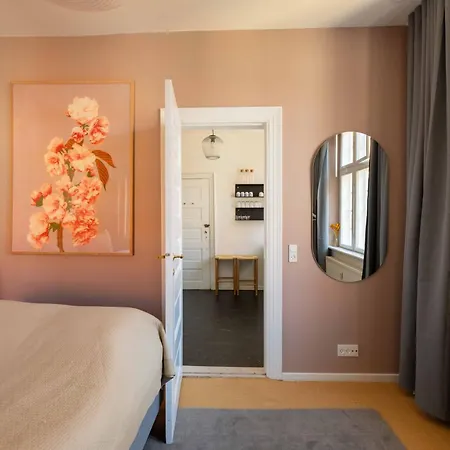 Apartment Lovely Overlooking King's Garden *