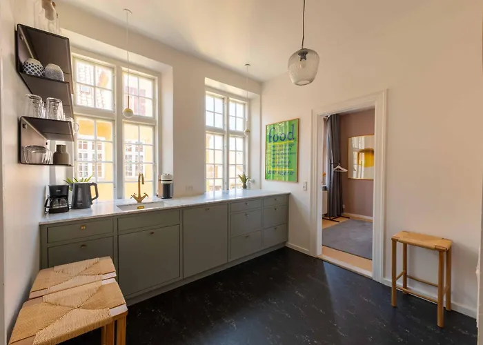 Apartment Lovely Overlooking King's Garden