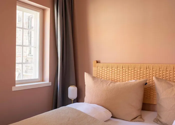 Lovely Overlooking King's Garden *