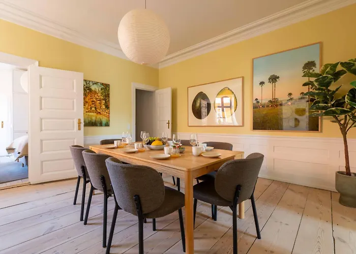 Apartment Lovely Overlooking King's Garden