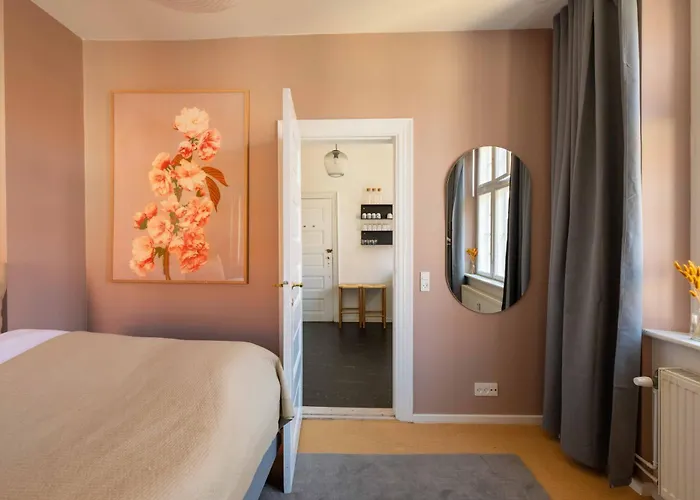 Apartment Lovely Overlooking King's Garden *