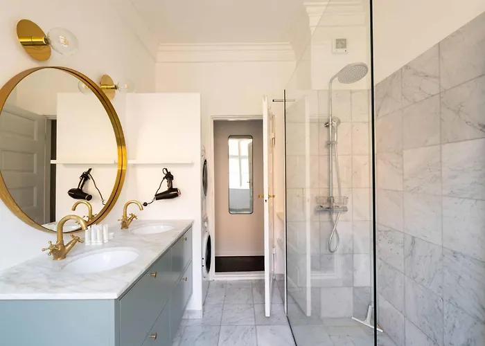 Lovely Overlooking King's Garden Apartment *